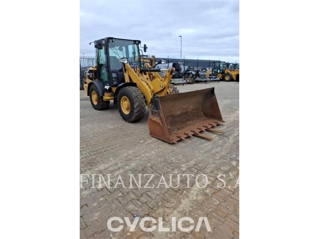 CAT 906M Iekrāvēji uz riteņiem