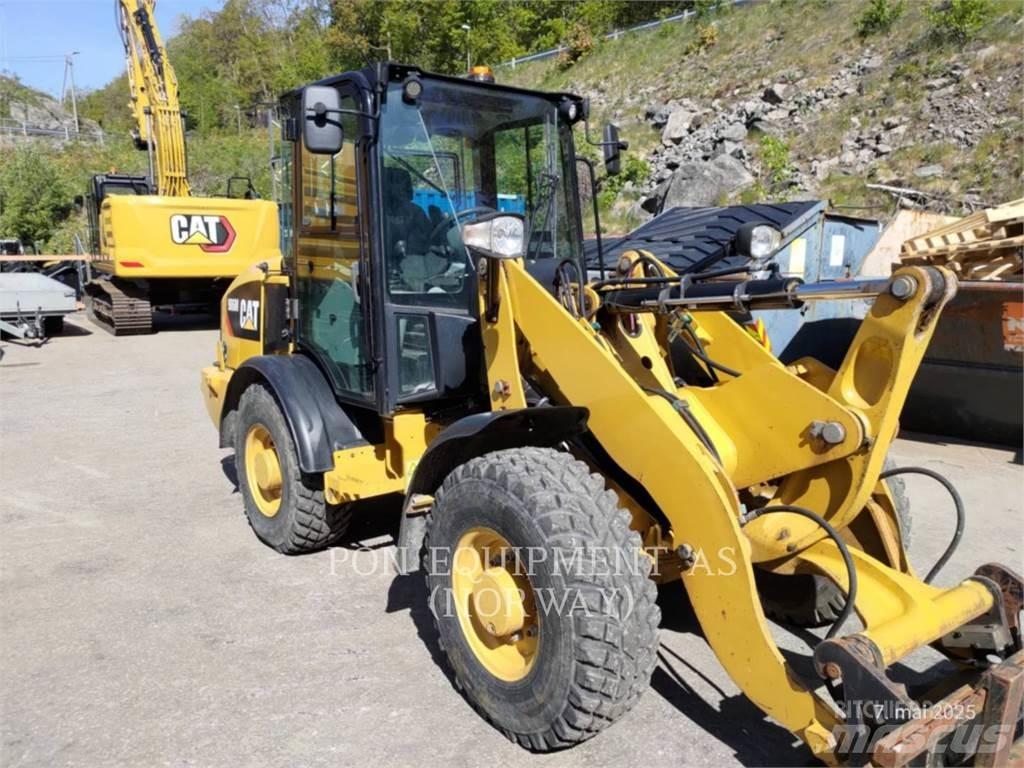 CAT 906M Iekrāvēji uz riteņiem