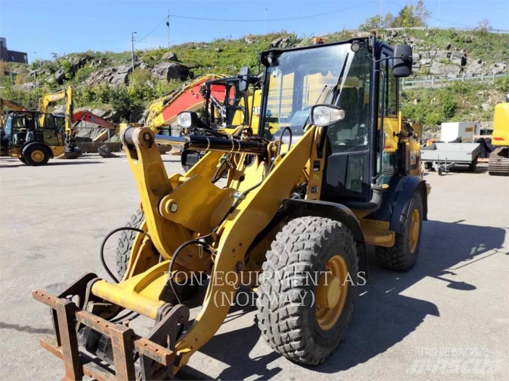 CAT 906M Iekrāvēji uz riteņiem