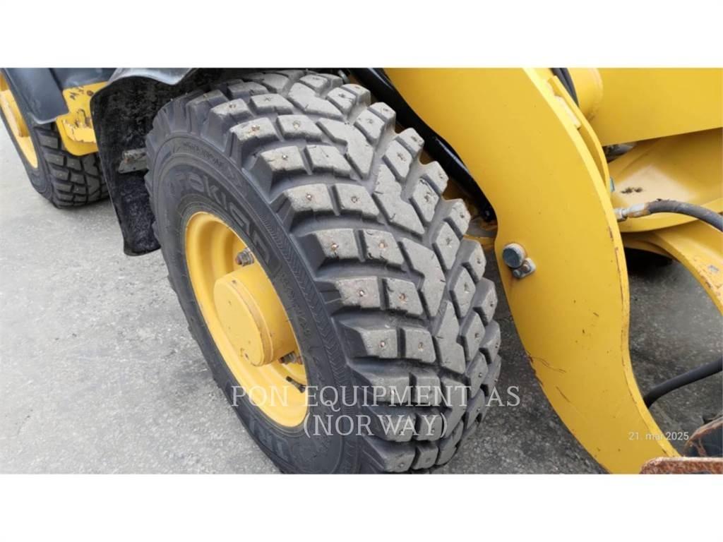 CAT 906M Iekrāvēji uz riteņiem