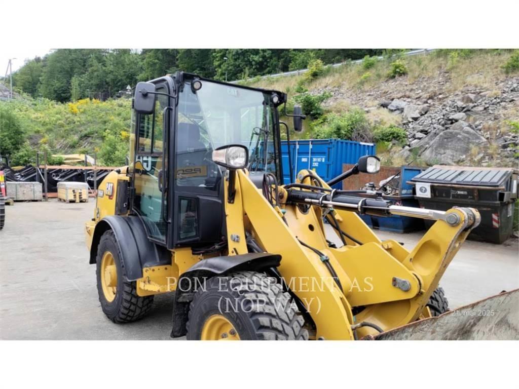 CAT 906M Iekrāvēji uz riteņiem