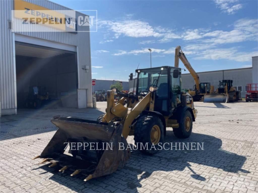 CAT 906M Iekrāvēji uz riteņiem
