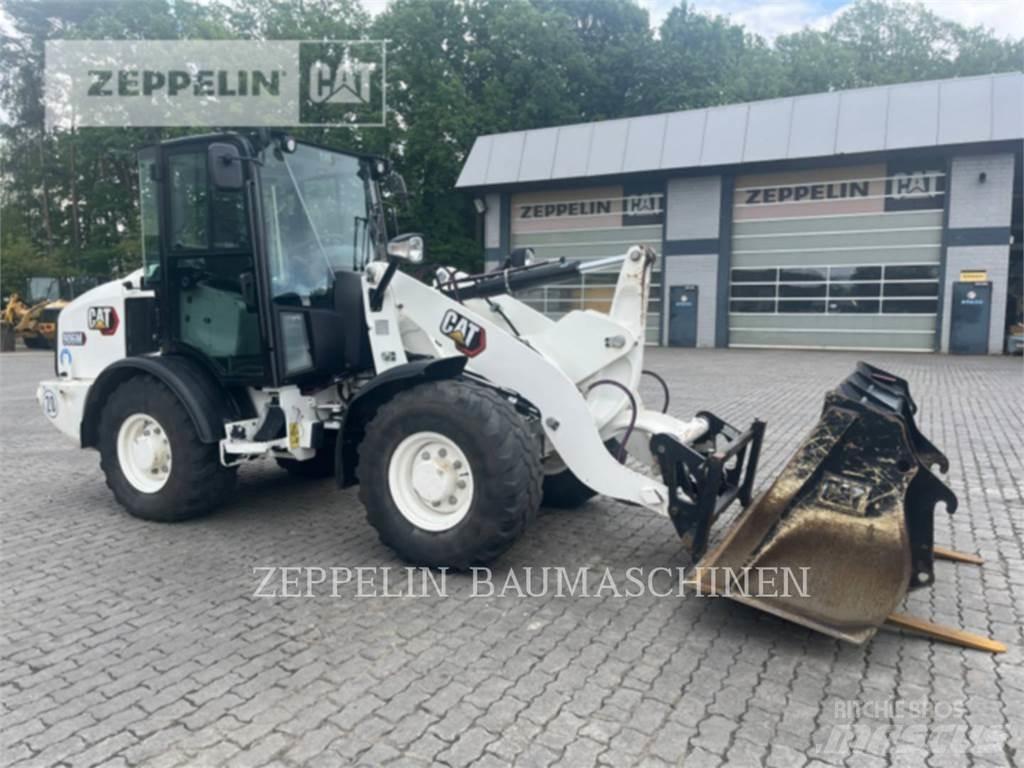 CAT 906M Iekrāvēji uz riteņiem