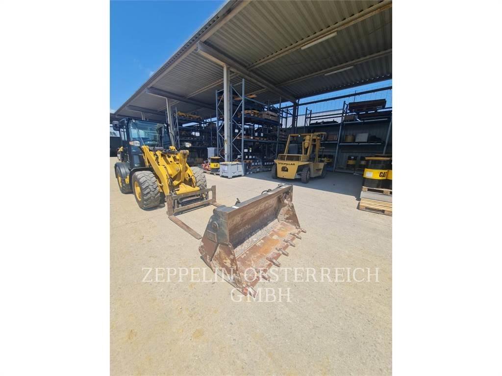 CAT 906M Iekrāvēji uz riteņiem