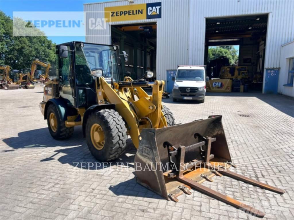 CAT 906M Iekrāvēji uz riteņiem