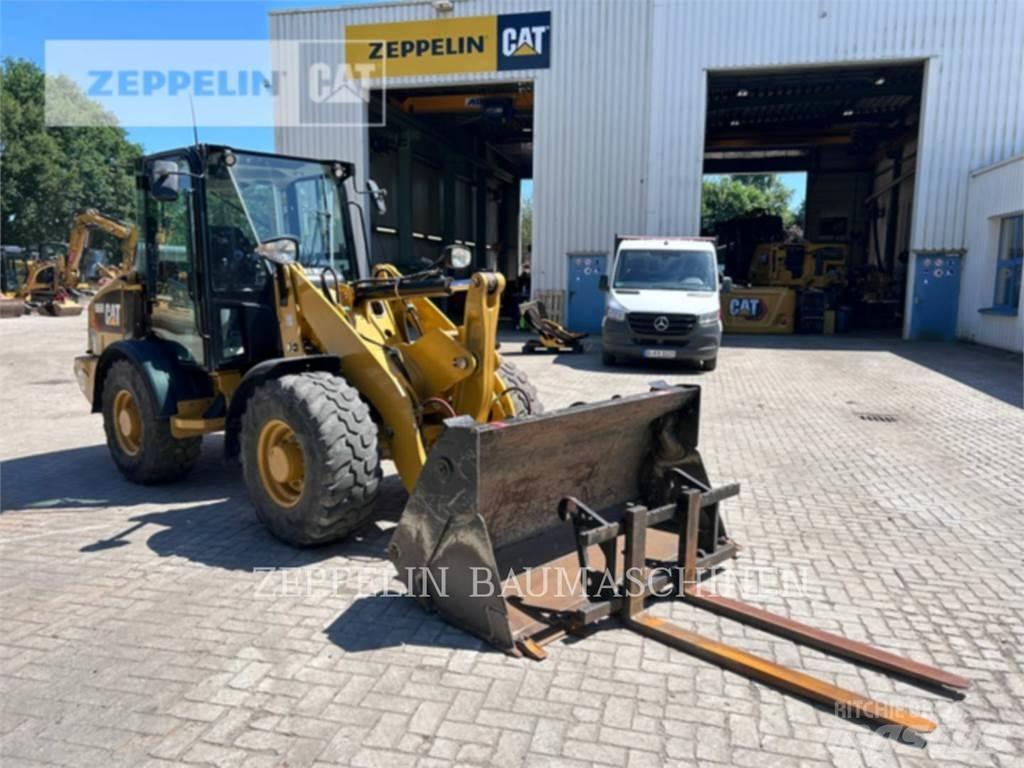 CAT 906M Iekrāvēji uz riteņiem