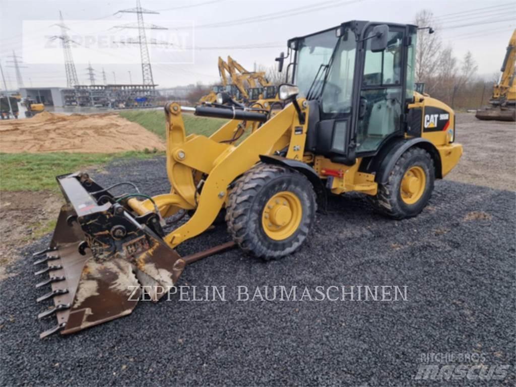 CAT 906M Iekrāvēji uz riteņiem