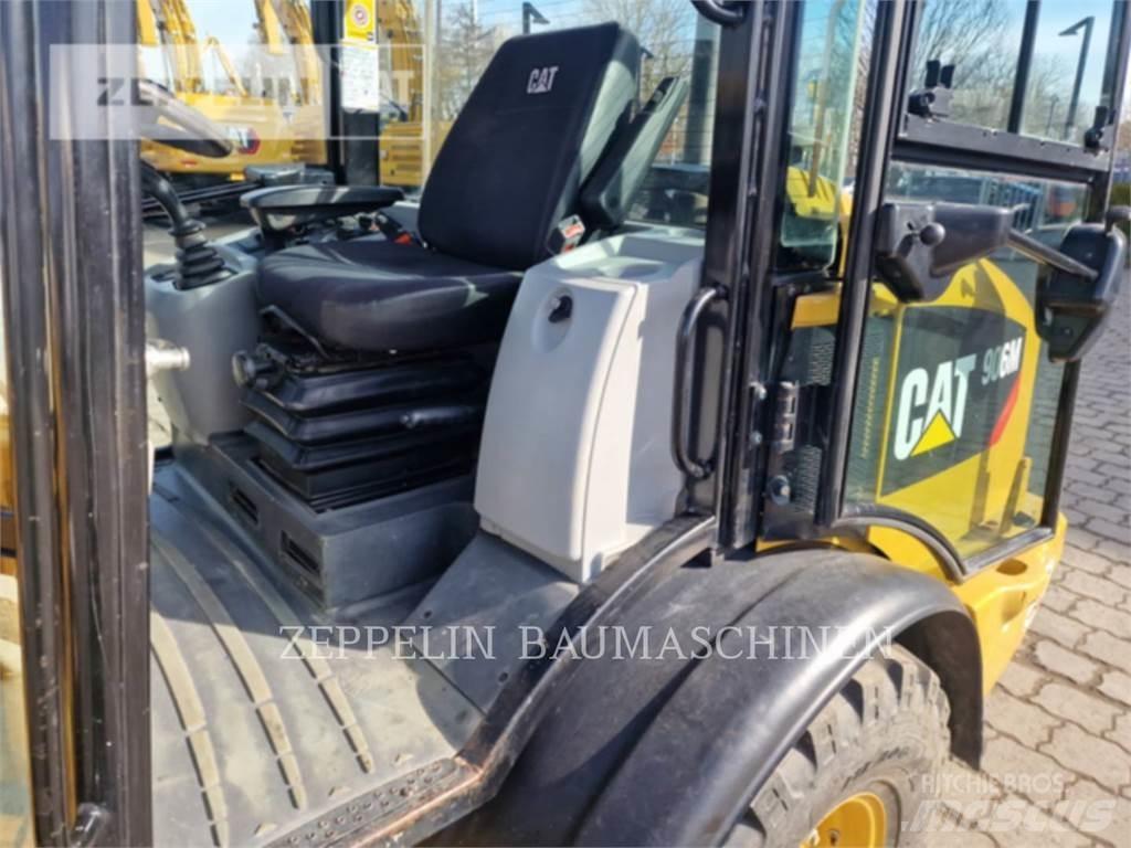 CAT 906M Iekrāvēji uz riteņiem
