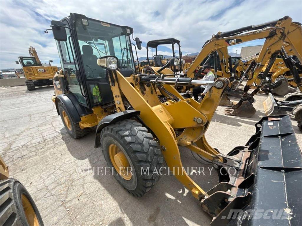 CAT 906M Iekrāvēji uz riteņiem