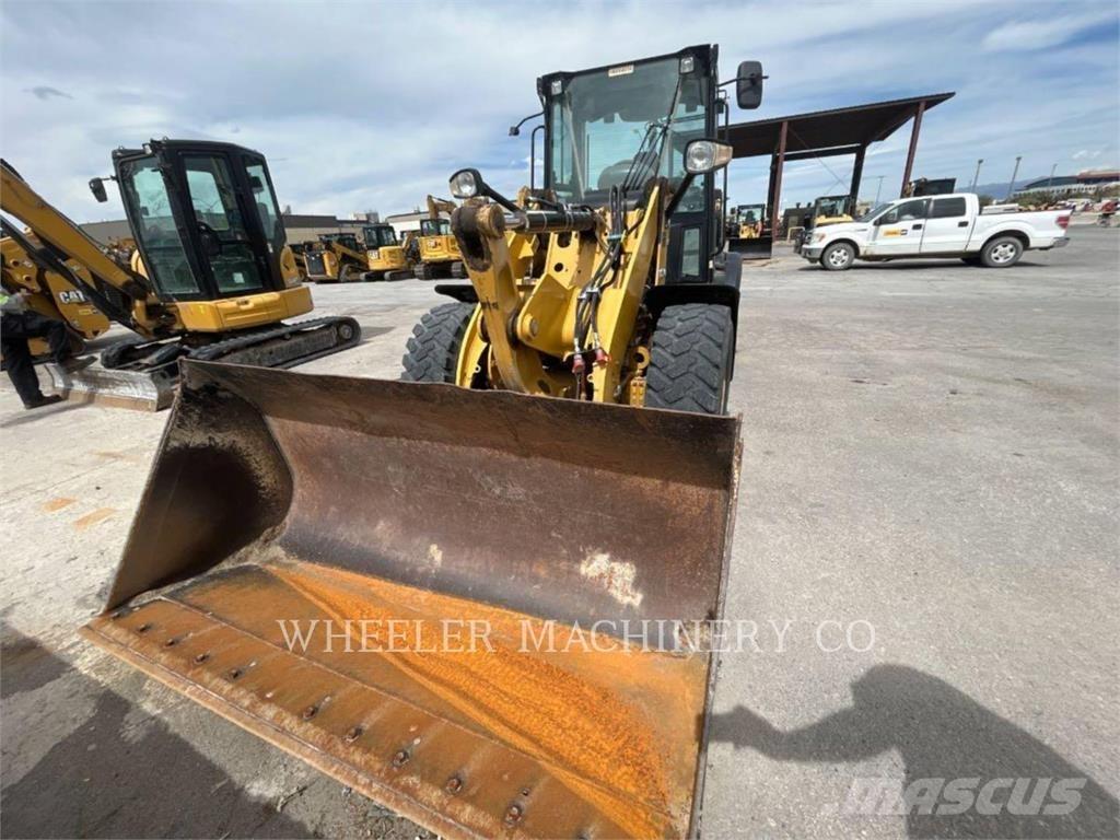 CAT 906M Iekrāvēji uz riteņiem