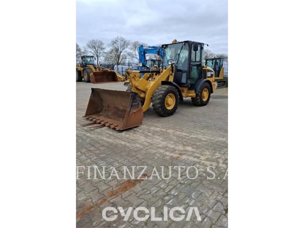CAT 906M Iekrāvēji uz riteņiem