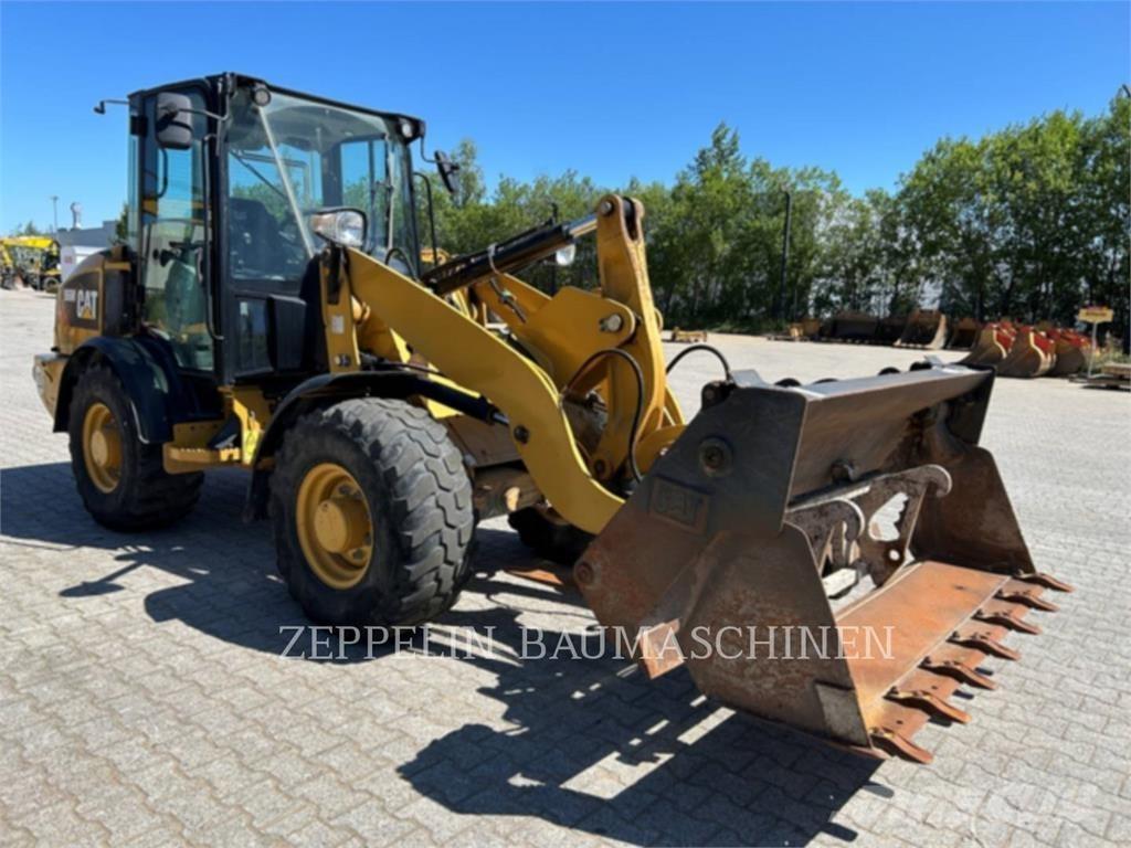 CAT 906M Iekrāvēji uz riteņiem
