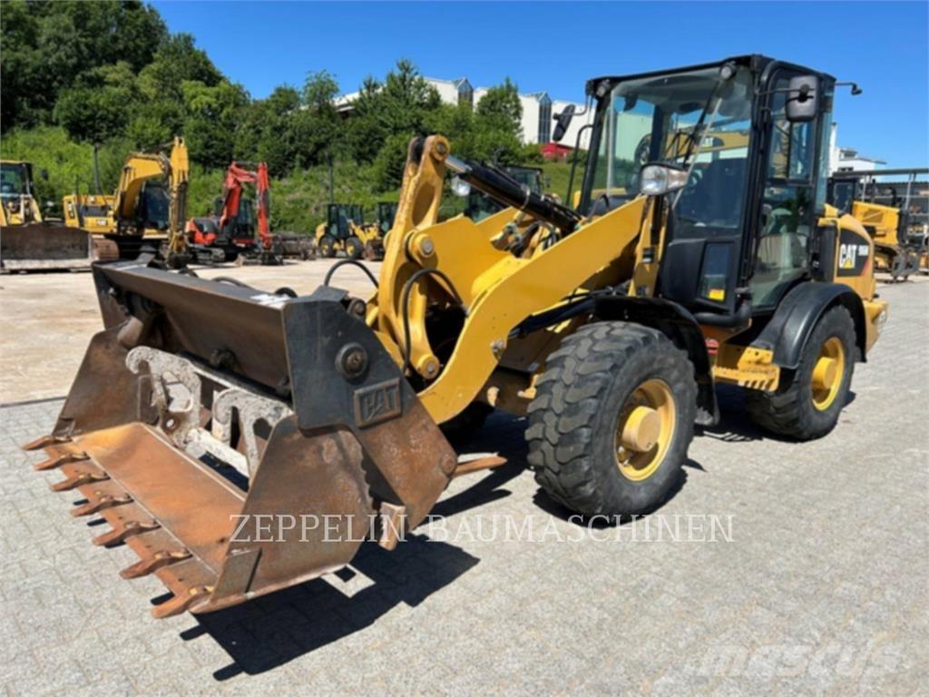 CAT 906M Iekrāvēji uz riteņiem