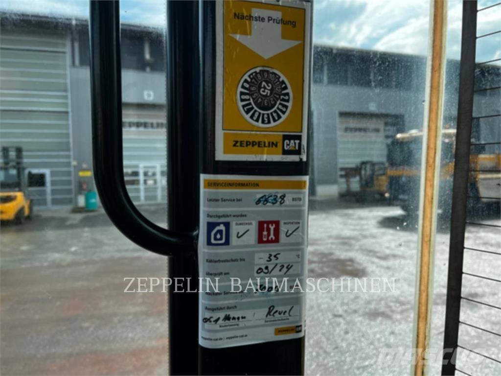 CAT 906M Iekrāvēji uz riteņiem