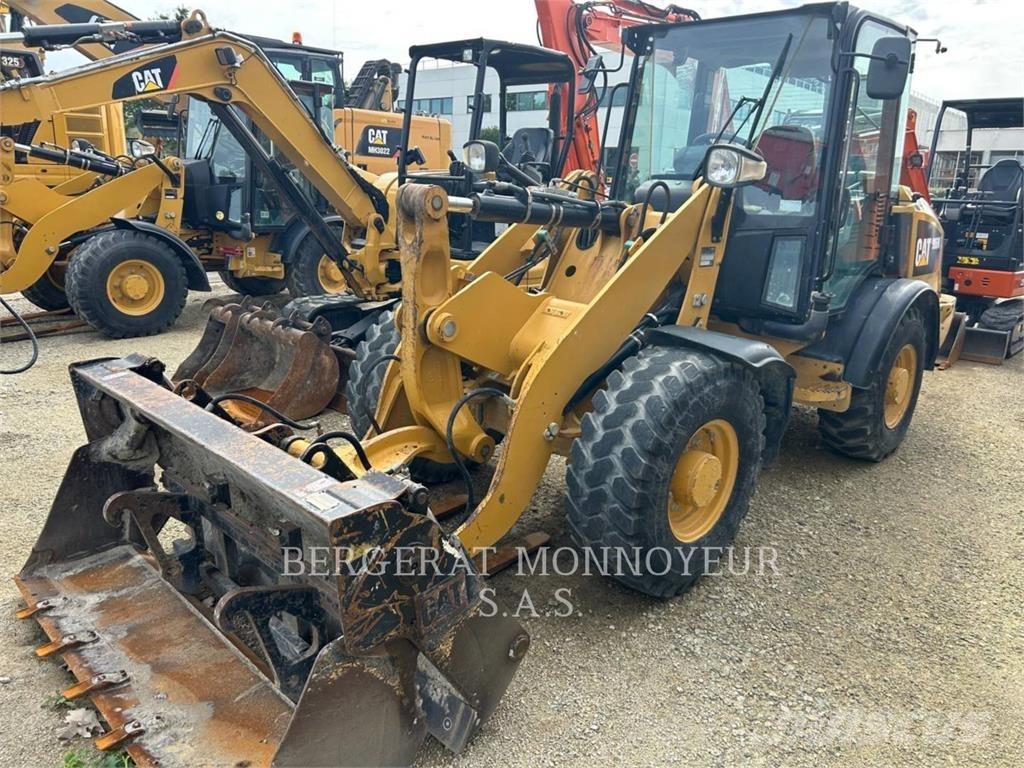 CAT 906M Iekrāvēji uz riteņiem