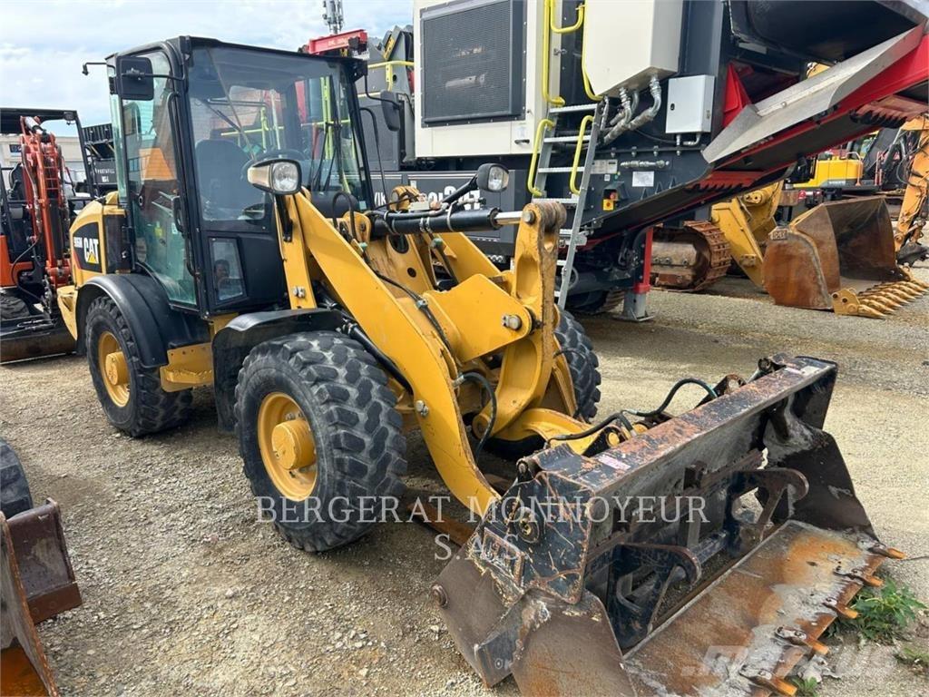 CAT 906M Iekrāvēji uz riteņiem