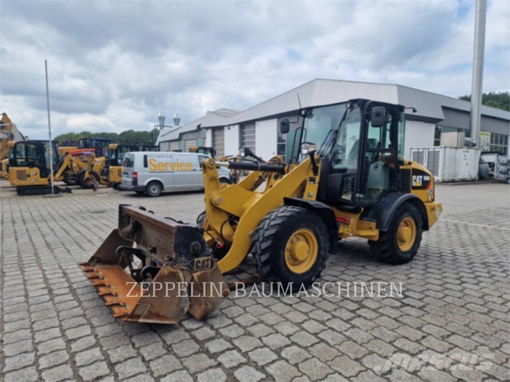 CAT 906M Iekrāvēji uz riteņiem