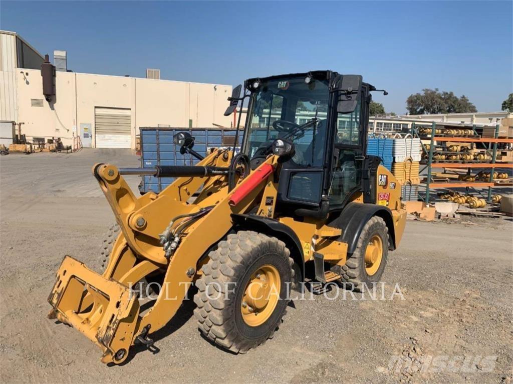 CAT 907 Iekrāvēji uz riteņiem