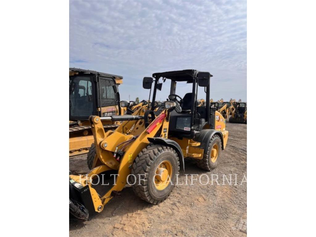 CAT 907-14 Iekrāvēji uz riteņiem