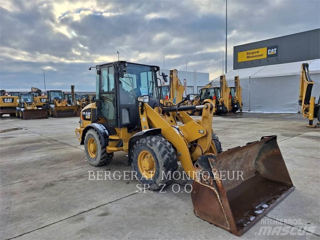 CAT 907M Iekrāvēji uz riteņiem