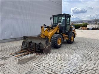 CAT 907M Iekrāvēji uz riteņiem
