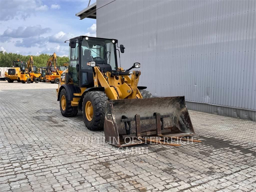 CAT 907M Iekrāvēji uz riteņiem