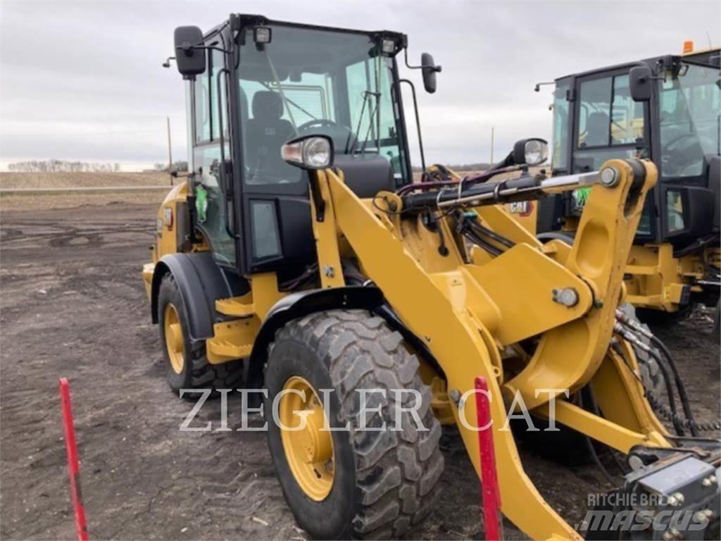CAT 907M Iekrāvēji uz riteņiem