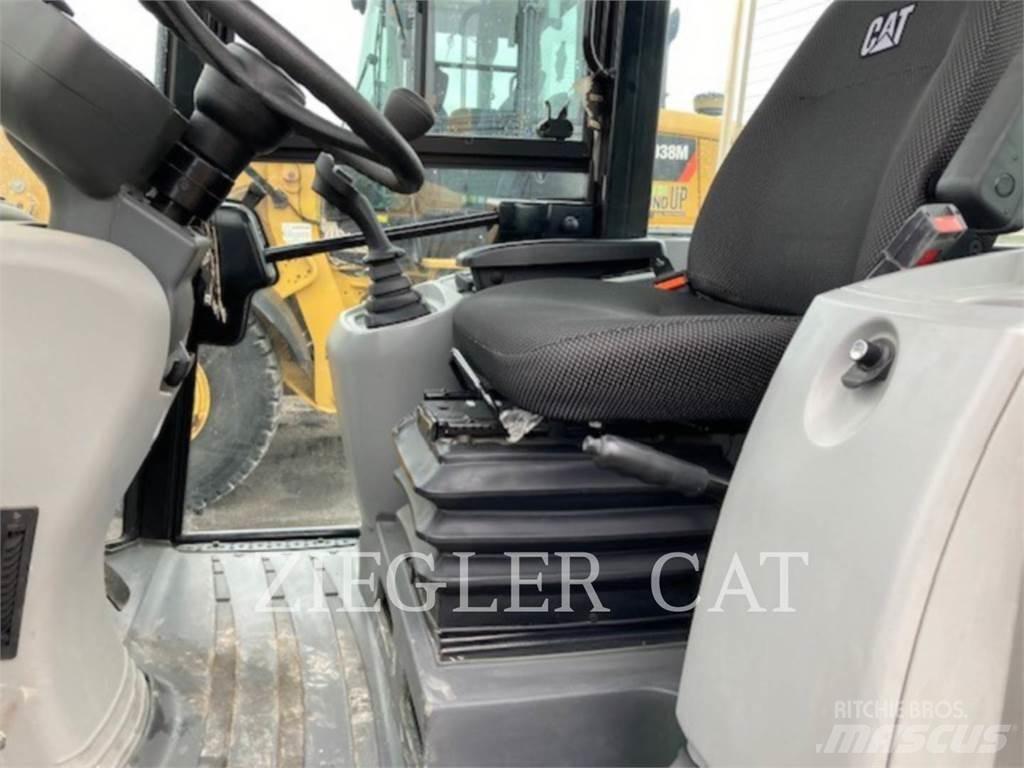 CAT 907M Iekrāvēji uz riteņiem