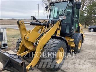 CAT 907M Iekrāvēji uz riteņiem