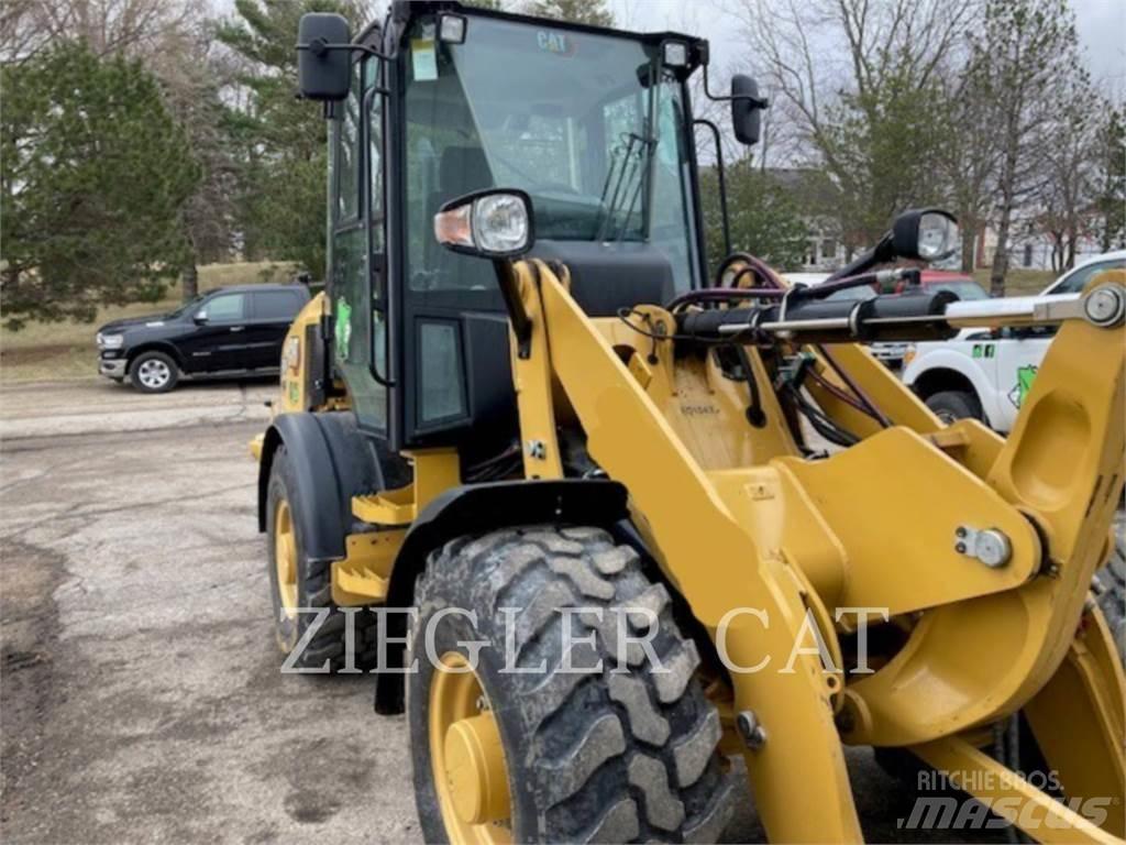 CAT 907M Iekrāvēji uz riteņiem