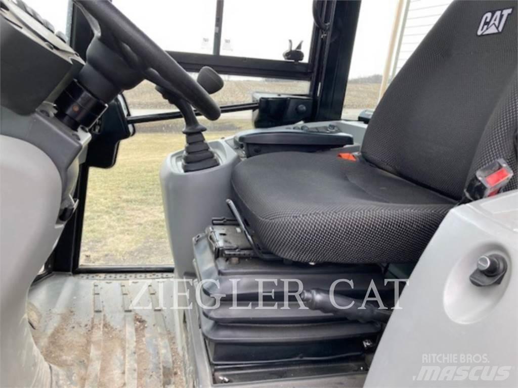 CAT 907M Iekrāvēji uz riteņiem
