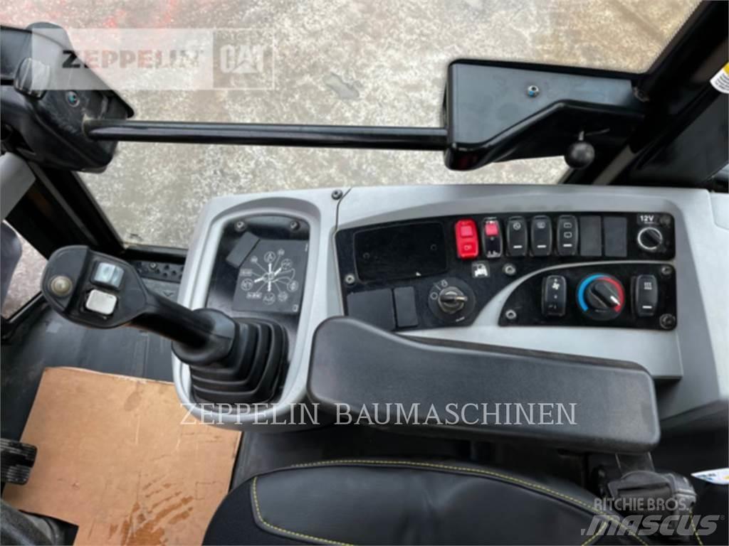 CAT 907M Iekrāvēji uz riteņiem