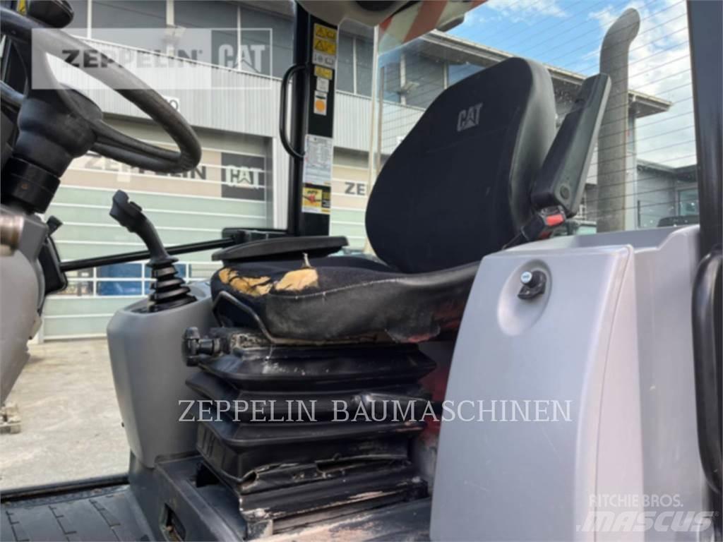 CAT 907M Iekrāvēji uz riteņiem