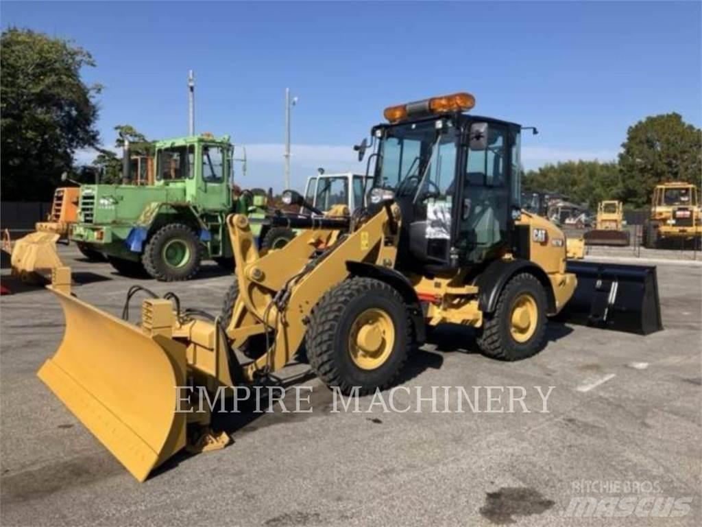 CAT 907M Iekrāvēji uz riteņiem