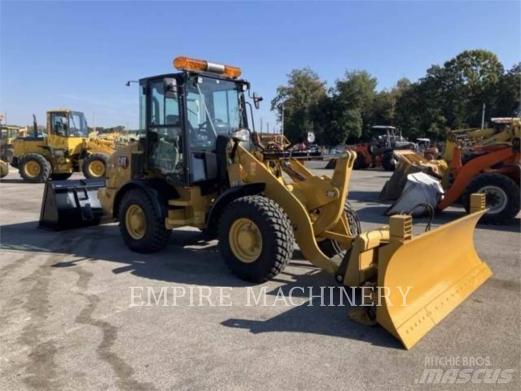CAT 907M Iekrāvēji uz riteņiem