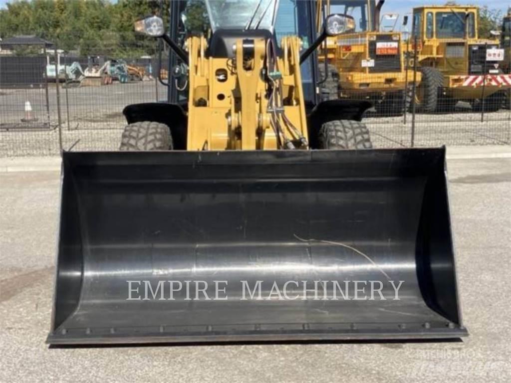 CAT 907M Iekrāvēji uz riteņiem