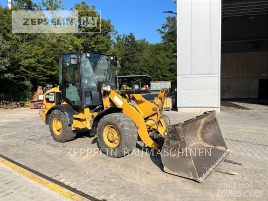 CAT 907M Iekrāvēji uz riteņiem
