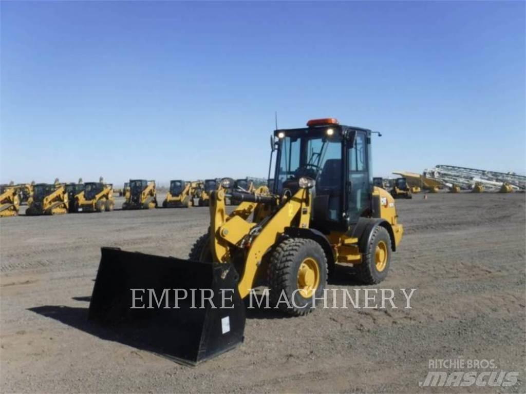 CAT 907M Iekrāvēji uz riteņiem