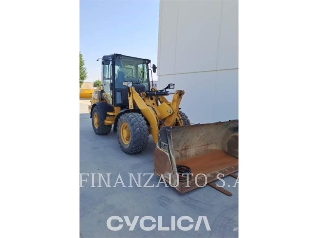 CAT 907M Iekrāvēji uz riteņiem