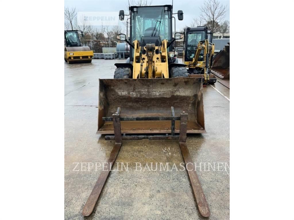 CAT 907M Iekrāvēji uz riteņiem