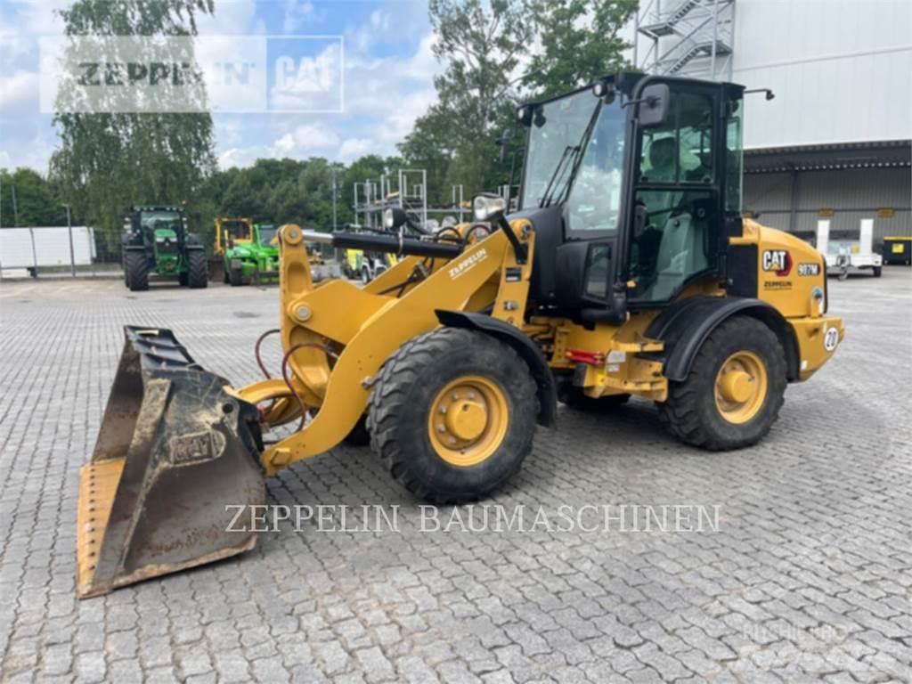 CAT 907M Iekrāvēji uz riteņiem
