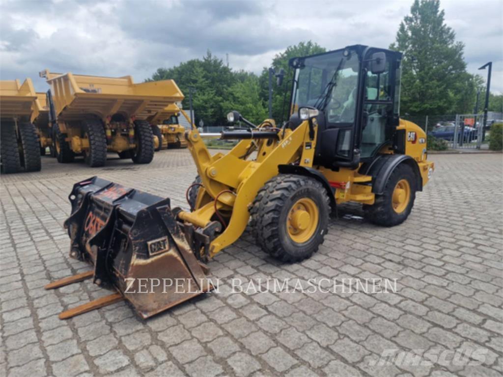 CAT 907M Iekrāvēji uz riteņiem