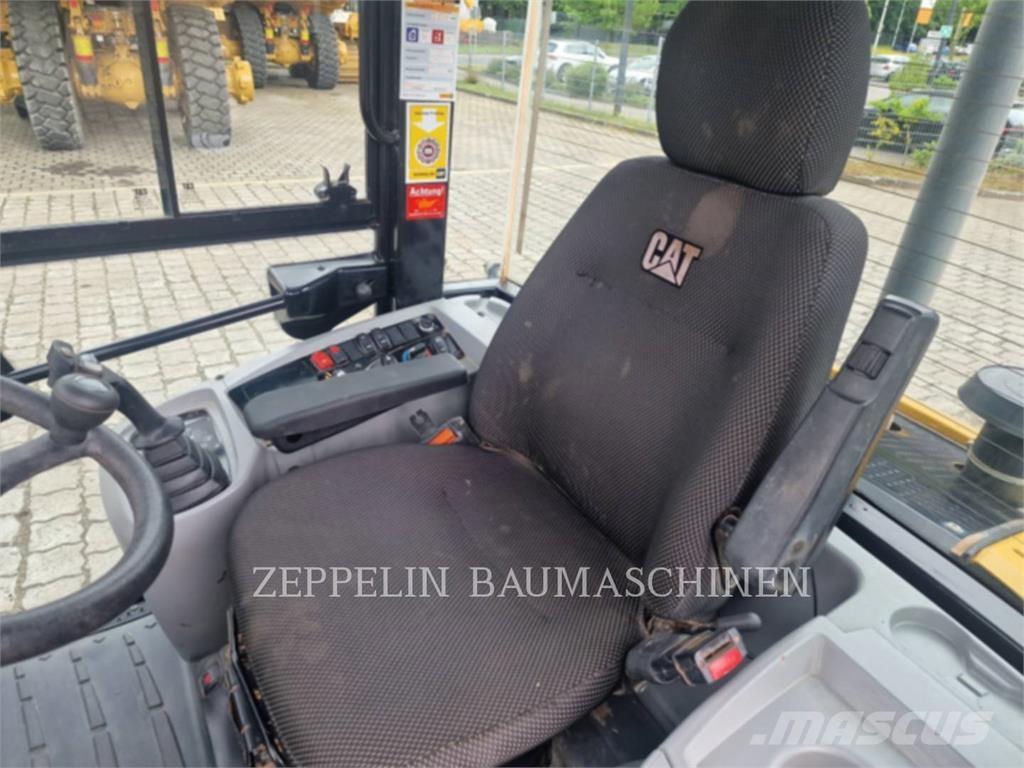 CAT 907M Iekrāvēji uz riteņiem