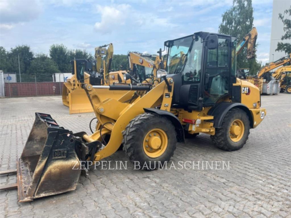 CAT 907M Iekrāvēji uz riteņiem