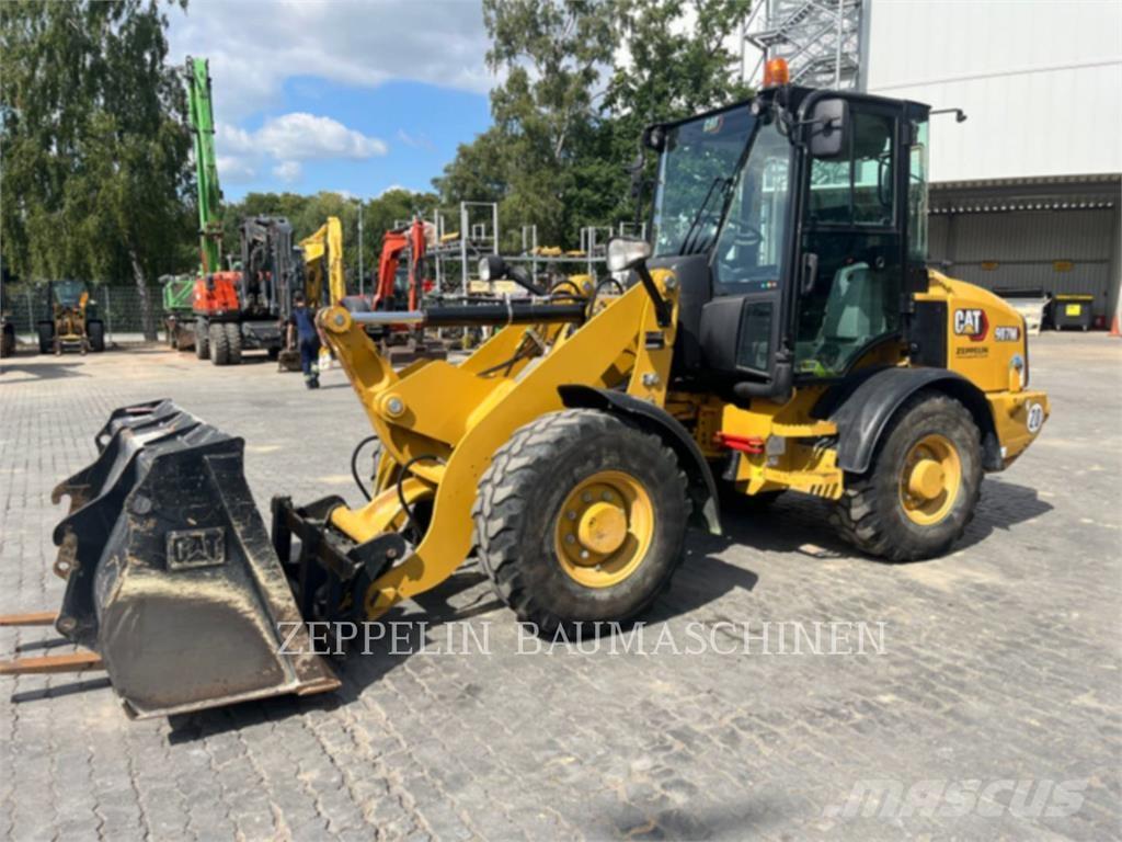 CAT 907M Iekrāvēji uz riteņiem