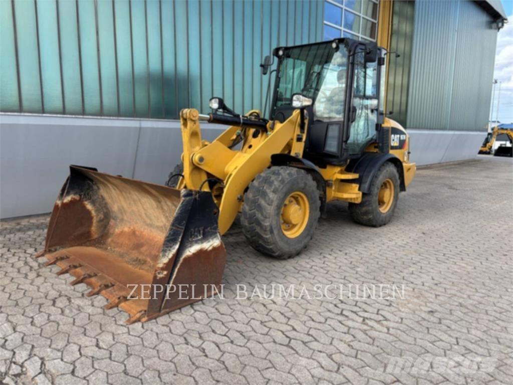 CAT 907M Iekrāvēji uz riteņiem