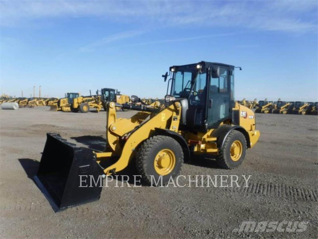 CAT 907M Iekrāvēji uz riteņiem
