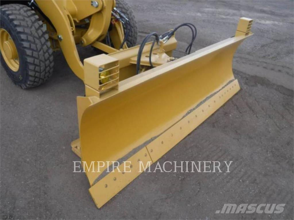 CAT 907M Iekrāvēji uz riteņiem