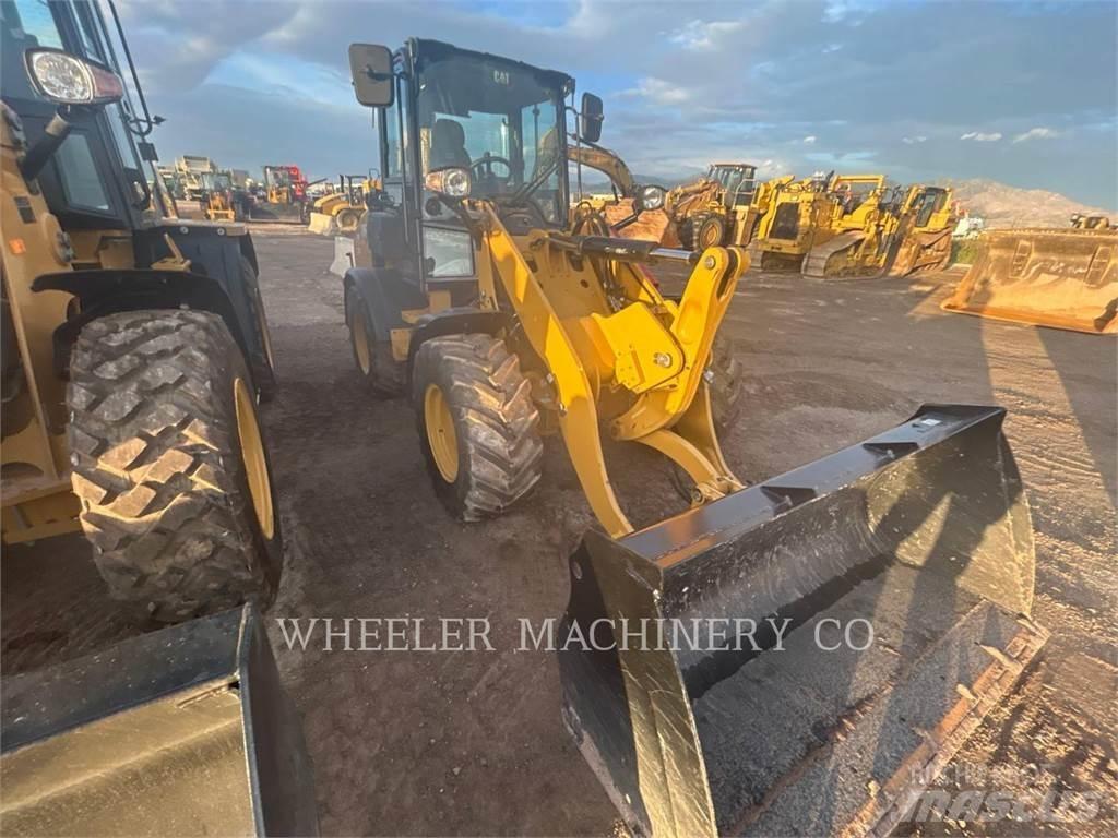 CAT 908 Iekrāvēji uz riteņiem