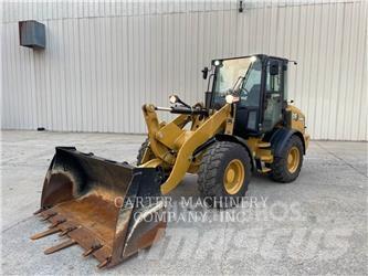 CAT 908 Iekrāvēji uz riteņiem